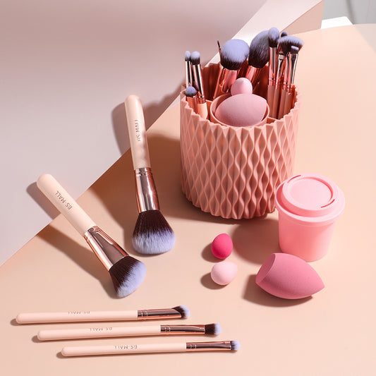 Set de 18 pinceaux de maquillage roses, set pratique avec seau rotatif et coussin poudre, comprend des pinceaux de maquillage en forme de baril.